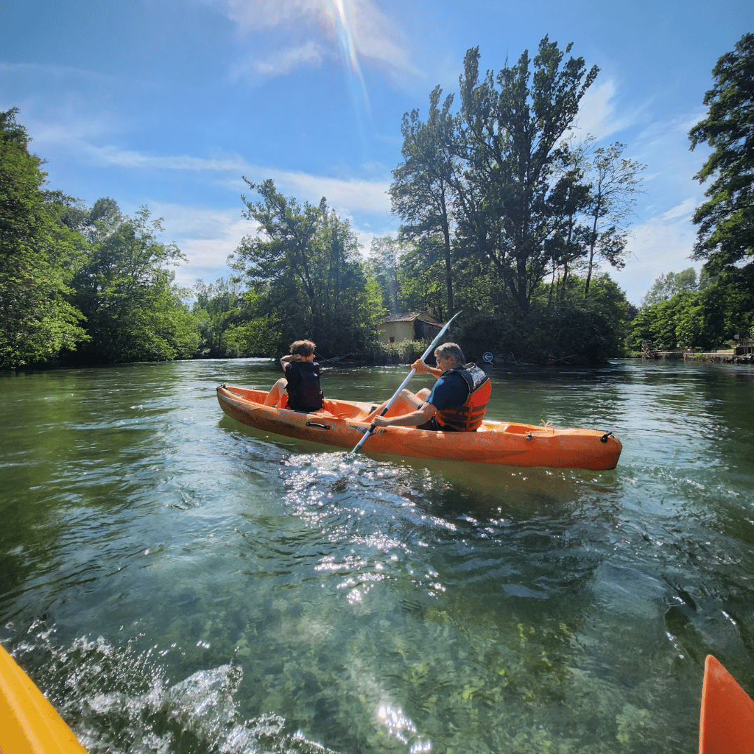 Kayak en rivière entre amis sous le soleil